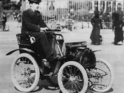 Louis Renault testando seu 1.o veículo - Renault Voiturette 1898